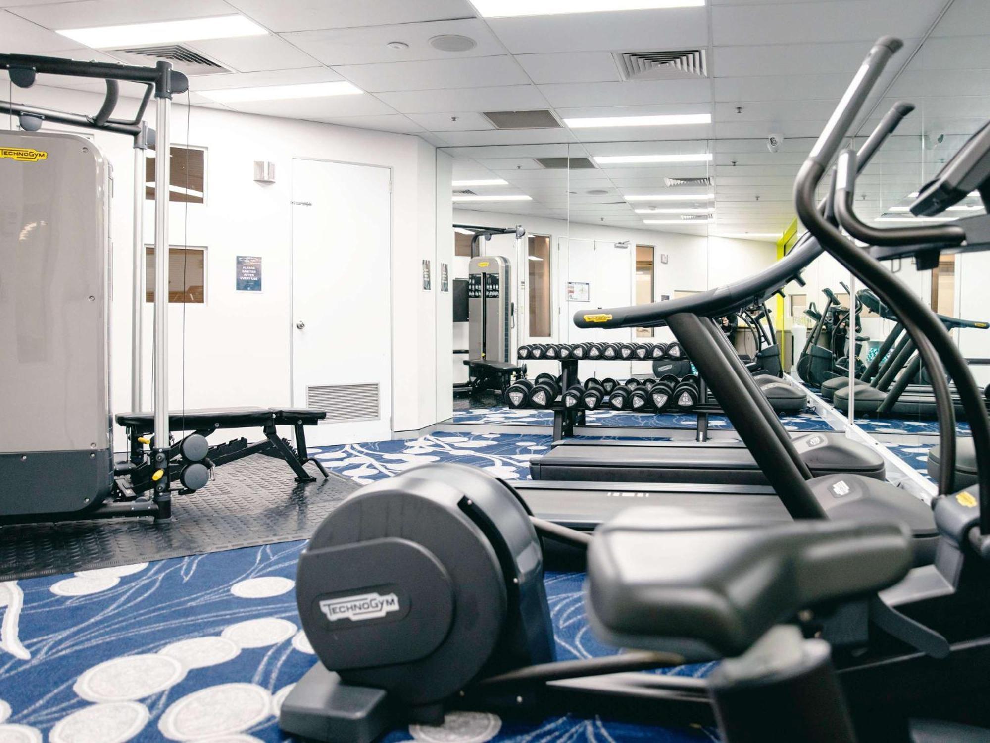 Sofitel Gold Coast Broadbeach Exteriér fotografie The gym at the hotel