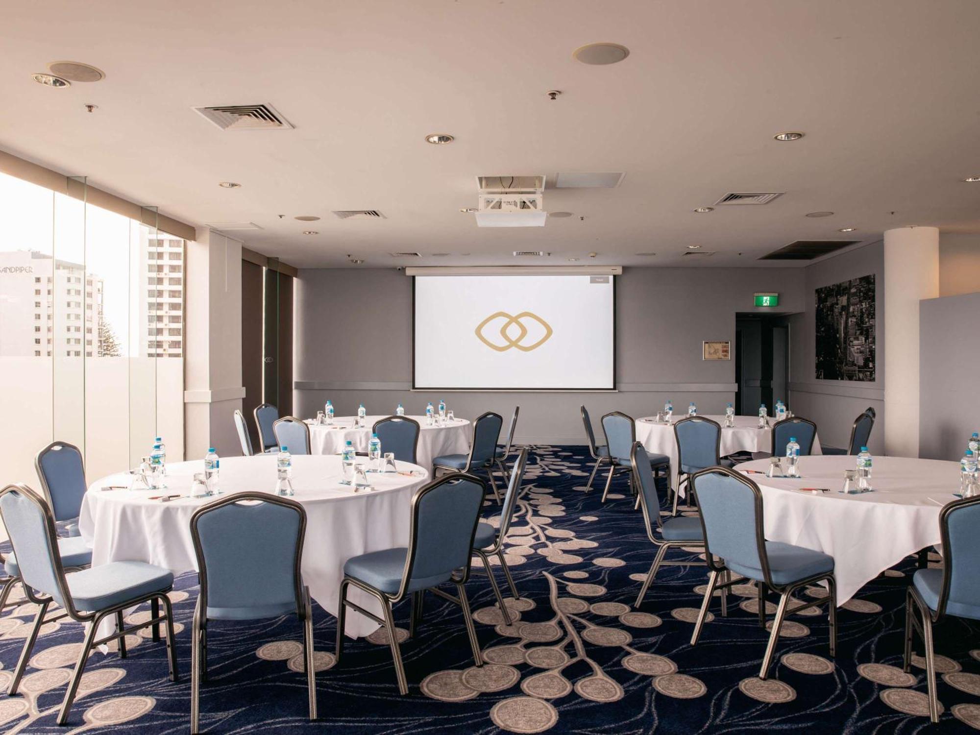 Sofitel Gold Coast Broadbeach Exteriér fotografie The meeting room at the hotel