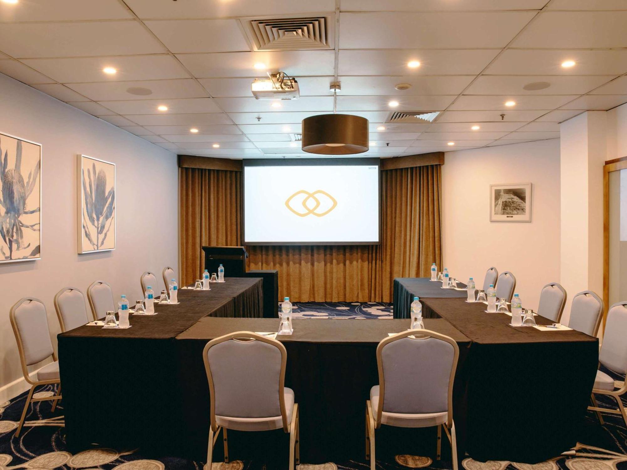Sofitel Gold Coast Broadbeach Exteriér fotografie The meeting room at the hotel