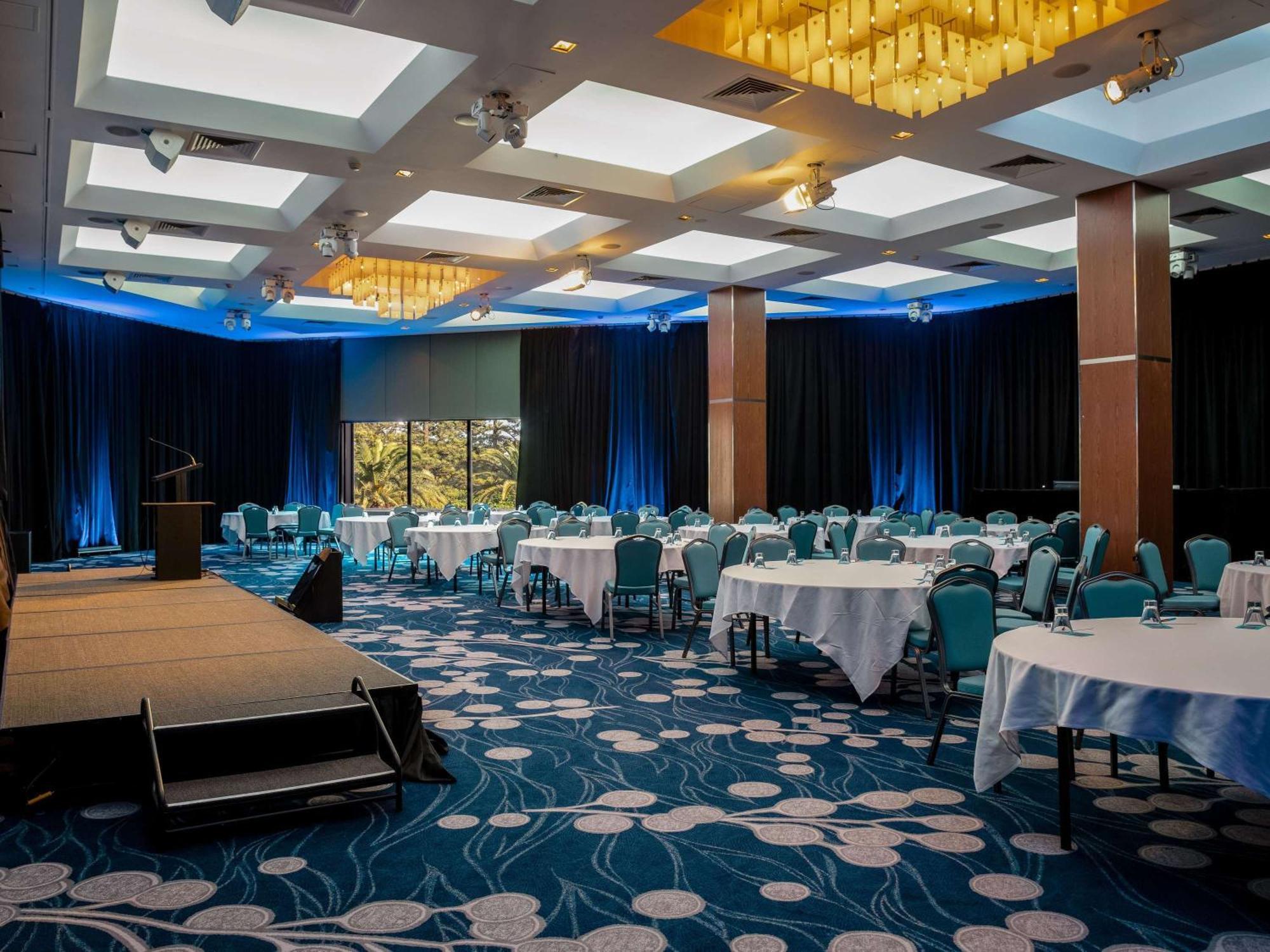 Sofitel Gold Coast Broadbeach Exteriér fotografie The ballroom at the Radisson Blu Hotel, Dublin Airport