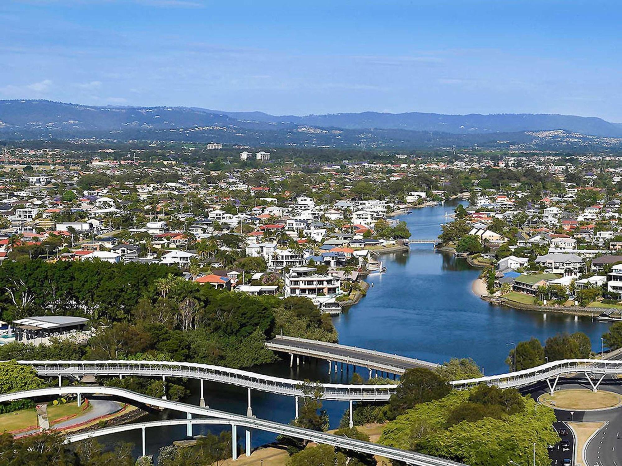 Sofitel Gold Coast Broadbeach Exteriér fotografie Aerial view of Runaway Bay, 2015