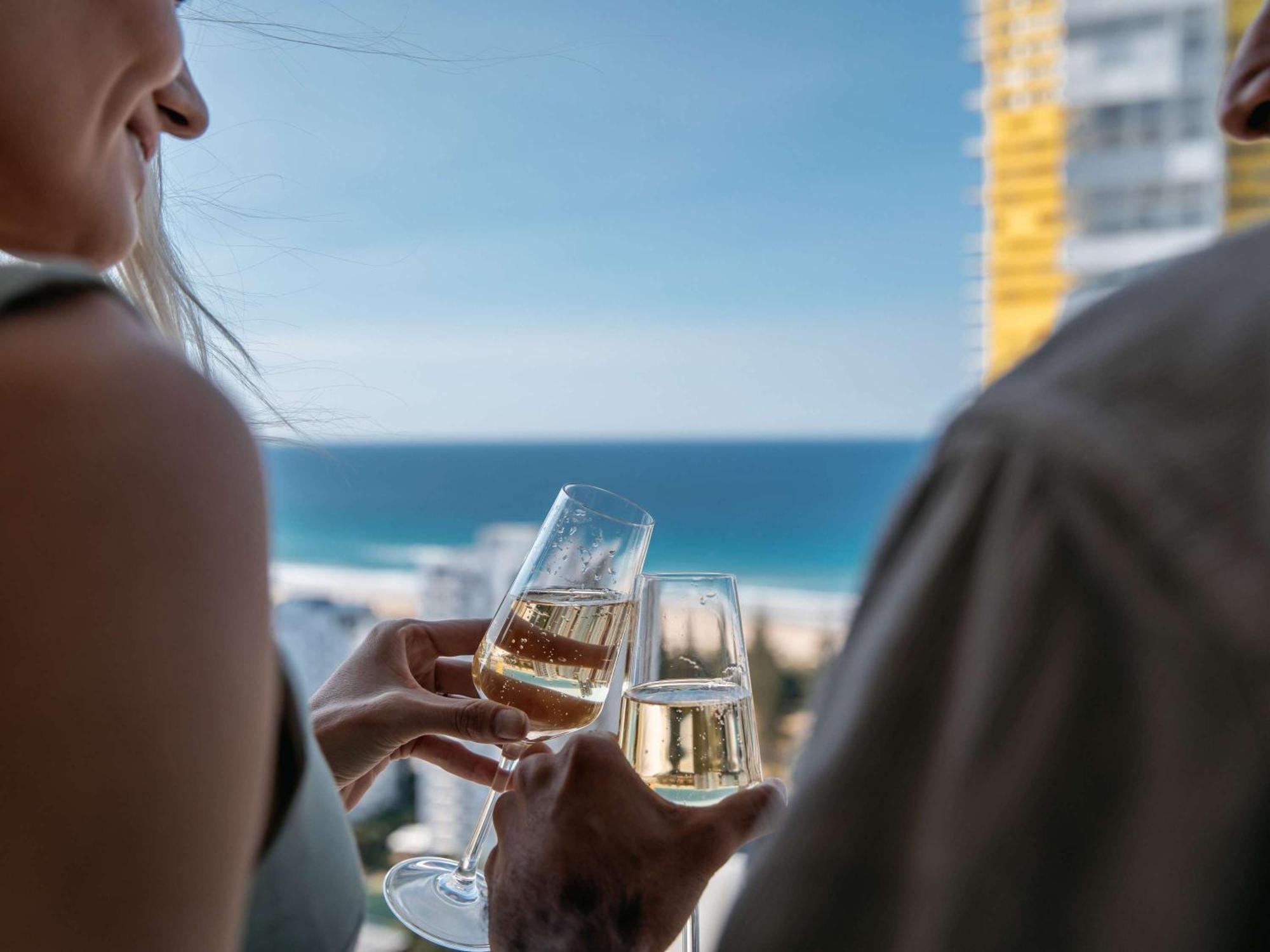 Sofitel Gold Coast Broadbeach Exteriér fotografie A couple drinking champagne