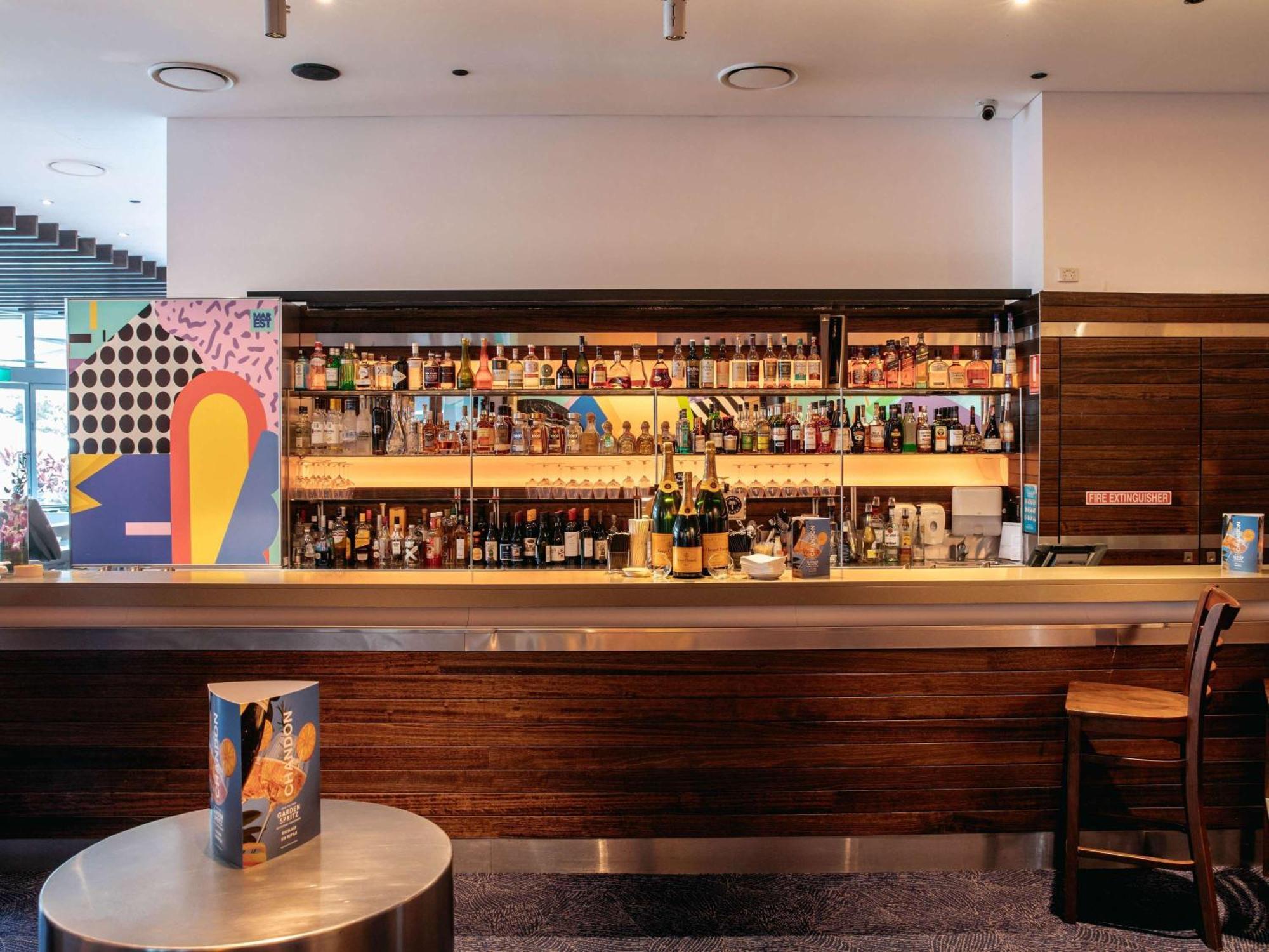 Sofitel Gold Coast Broadbeach Exteriér fotografie The bar at the National Theatre