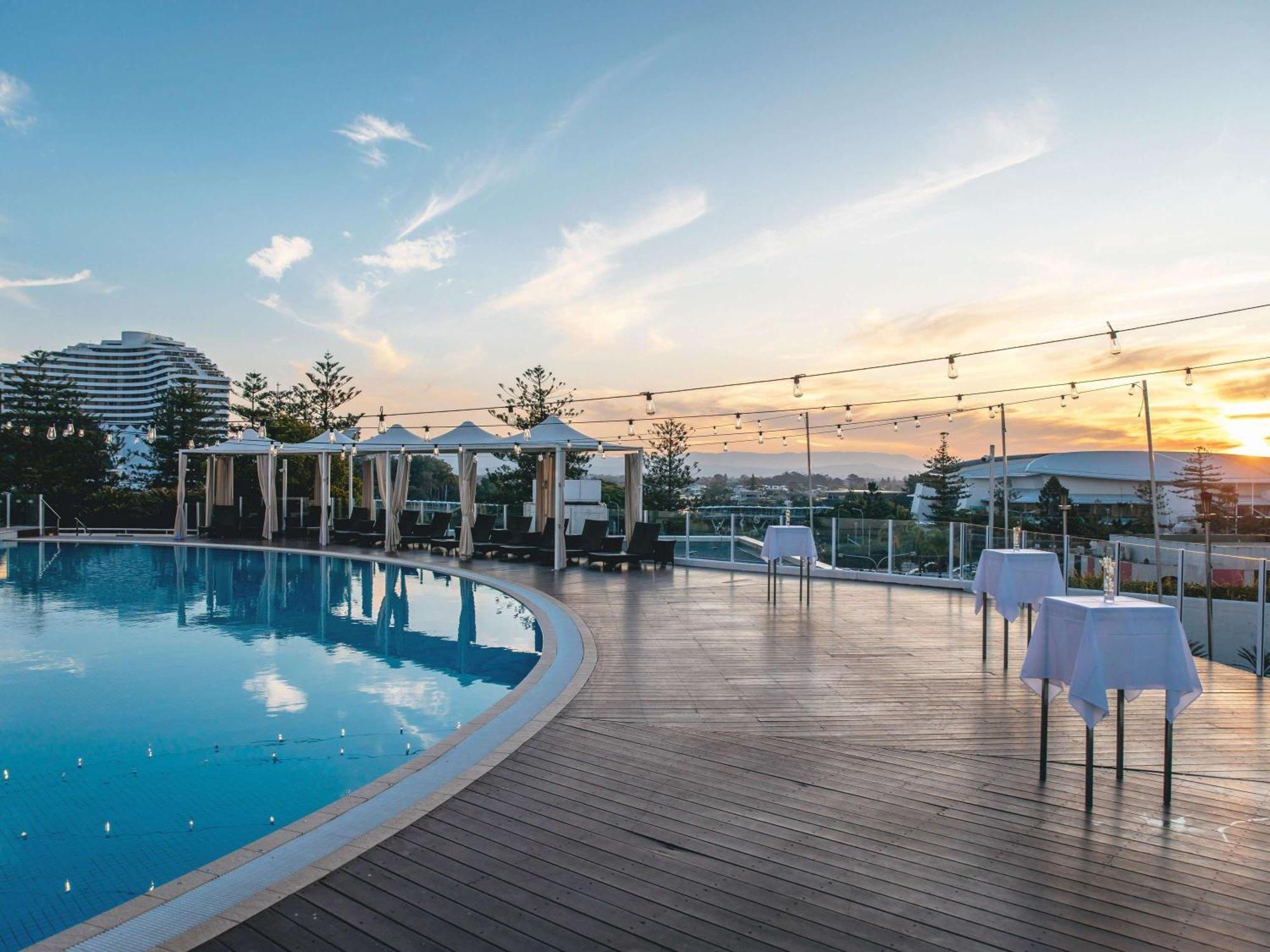 Sofitel Gold Coast Broadbeach Exteriér fotografie The pool at the hotel