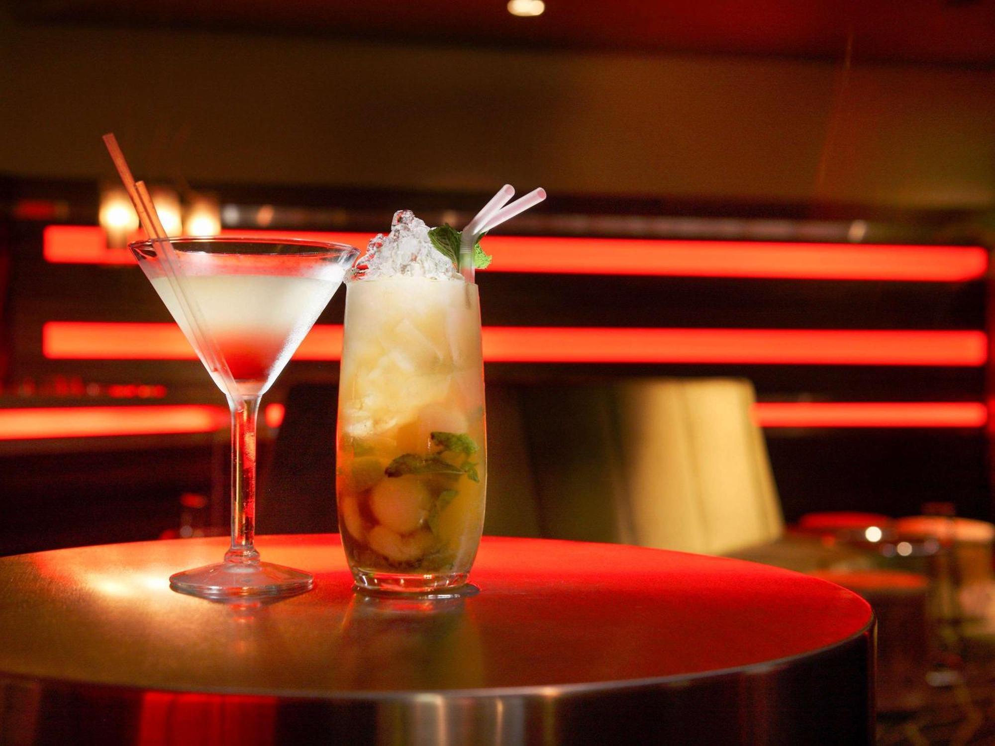 Sofitel Gold Coast Broadbeach Exteriér fotografie Cocktails at the bar