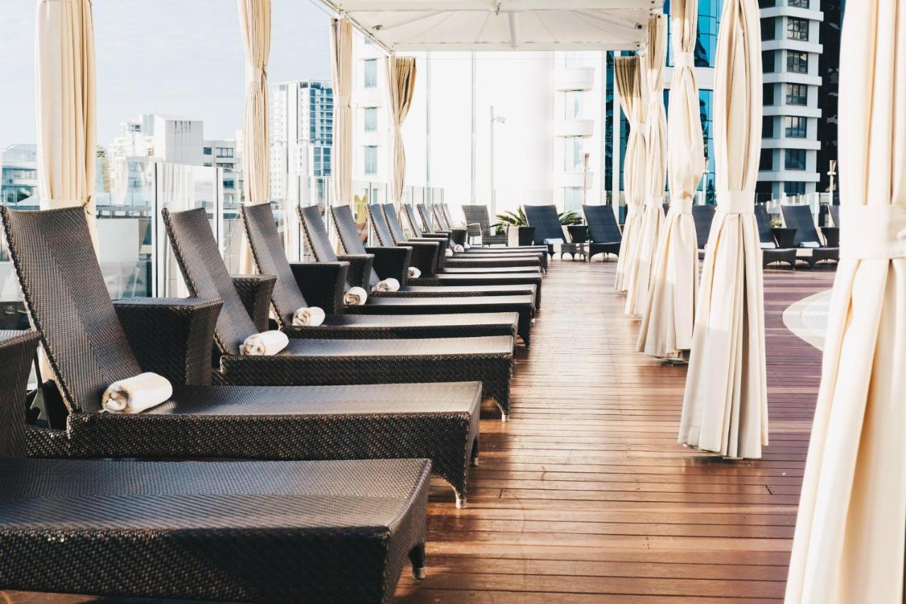 Sofitel Gold Coast Broadbeach Exteriér fotografie The pool deck at the 39th floor